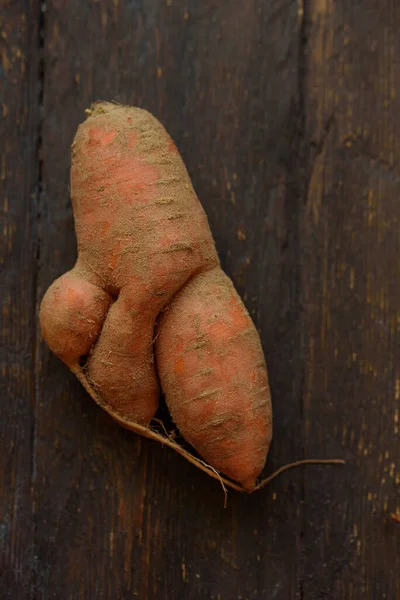 Деформированная Органическая Морковь Деревянном Фоне Современная Концепция Органической Моркови Проблемы — стоковое фото