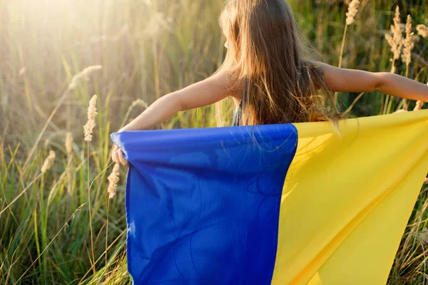 Niña Feliz Con Bandera Azul Amarilla Ondeante Ucrania Caminando Campo — Foto de Stock