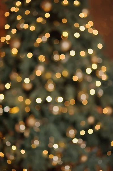 크리스마스 트리에 추상적 배경의 노란색 이있습니다 불가사의 전조등이 꺼졌다 크리스마스와 — 스톡 사진