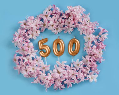 500 takipçi kartı. Sosyal ağlar, bloglar için şablon. Pembe çiçek yapraklı arka plan. Sosyal medya kutlama afişi. 500 çevrimiçi topluluk hayranı. 500 aboneyim.