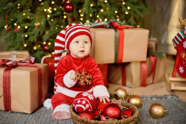 Criança Debaixo Árvore Natal Menina Chapéu Papai Noel Com Presentes — Fotografia de Stock