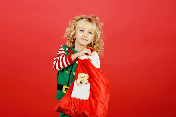 Feliz Navidad Niña Traje Ayudante Santa Elfo Sobre Fondo Color — Foto de Stock