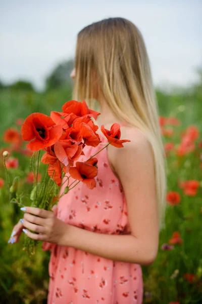 ウクライナ語美しいです女の子で花花輪収集ポピーで夏フィールドで晴れた日 — ストック写真