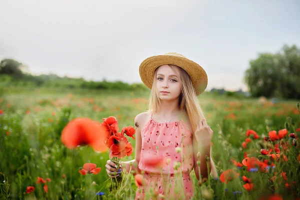 Ukrainian Beautiful Little Girl Collecting Poppies Summer Field Sunny Day — Stock Photo, Image