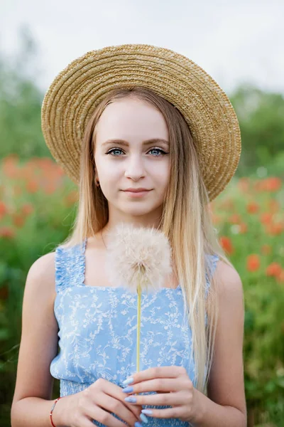 ウクライナ語美しいです女の子とともにタンポポリラックスで夏のフィールドで晴れた日 — ストック写真