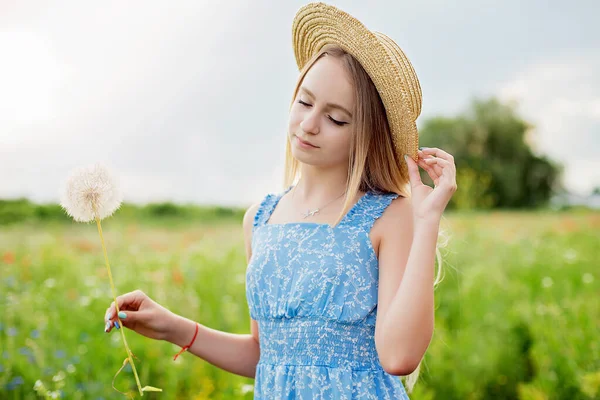 ウクライナ語美しいです女の子とともにタンポポリラックスで夏のフィールドで晴れた日 — ストック写真