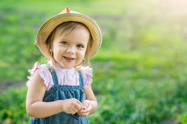 Kleines Bauernmädchen Mit Hut Das Sommergarten Erbsenschoten Isst Gesunde Ernährung — Stockfoto