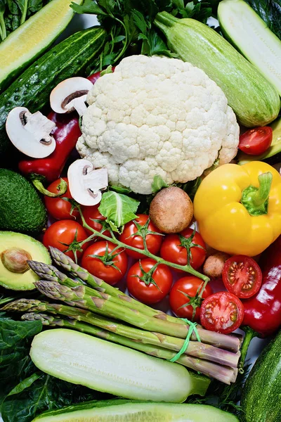 様々な野菜の背景 健康食品の概念 平置きだ 新鮮な野菜とハーブとスパイス 生のエコ野菜の配達 — ストック写真