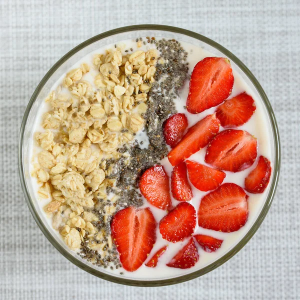 Gesundes Frühstück Superfood-Smoothie-Schüssel mit Müsli und Erdbeere belegt. Nahaufnahme. — Stockfoto