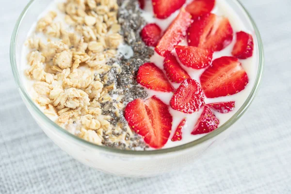 Desayuno saludable superfood smoothie bowl cubierto con granola y fresa. de cerca . —  Fotos de Stock