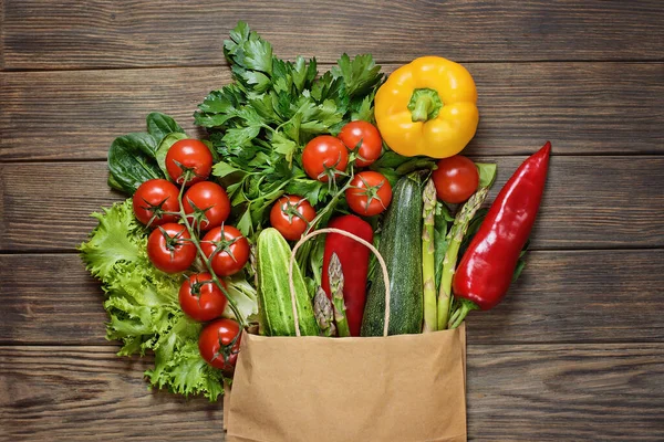 Bolsa de compras de comestibles con entrega de verduras del supermercado. Saludable Delicioso —  Fotos de Stock