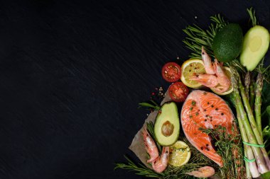 Siyah arka planda ketojenik diyet için sağlıklı yiyecekler. Yüksek miktarda vitamin, mineral ve antioksidan.