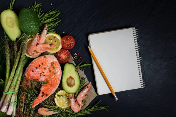 黒の背景にケトジェネティックな食事のための健康食品とノートパッドと鉛筆 ビタミン ミネラル 抗酸化物質の高い食品 — ストック写真