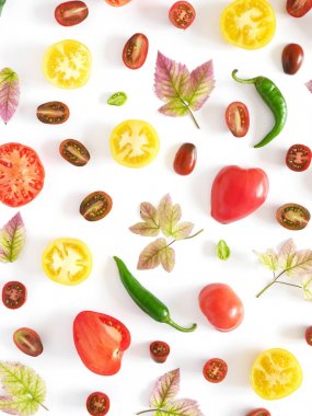 Gıda kolaj taze sebze, üstten görünüm. Bir kesim, biber, domates izole üzerinde beyaz arka plan sonbahar yaprakları. Sebze, sağlıklı beslenme kavramı soyut kompozisyonu.