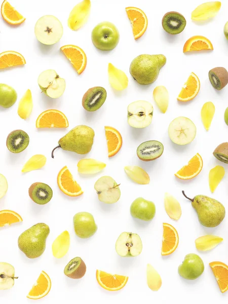 白い背景の上の果物の垂直成分は 食品の背景 食品のコラージュ 平面図です 青りんご オレンジのスライス キウイ チューリップの黄色の花びらのパターン — ストック写真