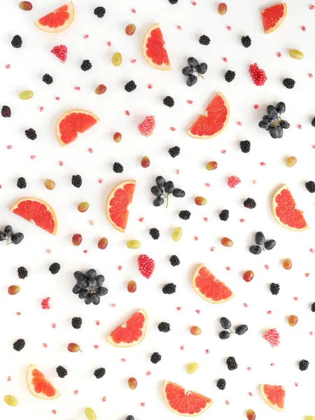 健康食品のコンセプトです ベリーとフルーツのパターン グレープ フルーツ 黒イチゴ ベリー フルーツ 上面の白い Background Composition — ストック写真