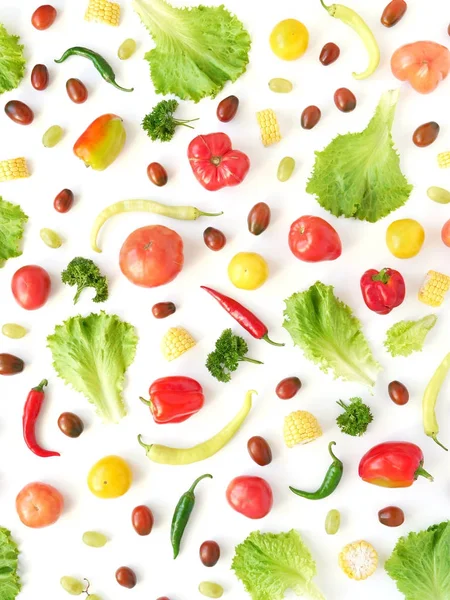 食品拼贴新鲜蔬菜 顶部景观 生菜叶 番茄在白色背景下分离 蔬菜的抽象成分 健康饮食的概念 食品模式 — 图库照片