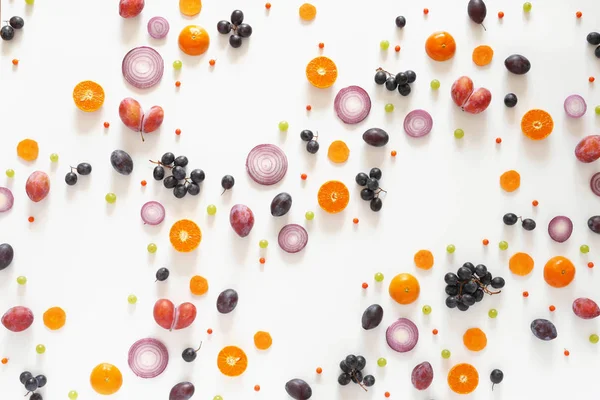 野菜や果物の白い背景の上の組成物 新鮮な野菜や果物から作ったパターン 平面図 フラットなデザインです 玉ねぎ プラム ブドウ みかんのコラージュ — ストック写真