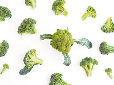 Beyaz arka plan üzerinde izole brokoli ile gıda kompozisyon