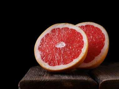 Natürmort kompozisyon koyu arka plan üzerinde greyfurt tatlısı