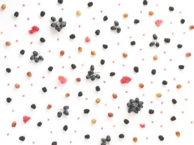 Beyaz bir arka plan üzerinde böğürtlen, nar taneleri, siyah ve Yeşil üzüm Üstten Görünüm