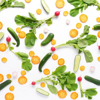 Havuç mermi, dilimlenmiş salatalık, biber ve yeşil yaprakları sebze kompozisyonu