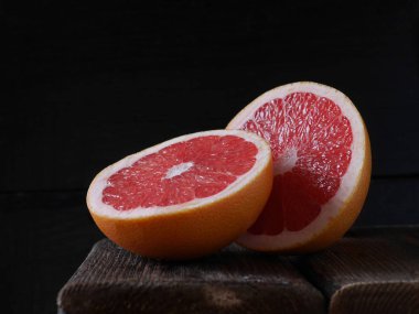 Natürmort kompozisyon koyu arka plan üzerinde greyfurt tatlısı