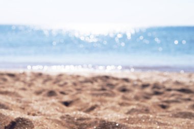 Sarı kum plaj ve güneş deniz karşı parlamayı üzerinde