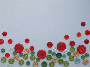 Farklı renkli düğmeler gri yüzeyi ile kompozisyon