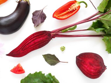 Gıda kompozisyon kesilerek beetroots, fesleğen, patlıcan ve biber ile