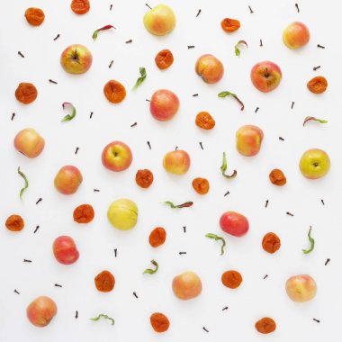 Elma, domates, yaprakları ve karanfil Gıda kompozisyonu üzerinde izole beyaz arka plan baharat