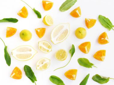 Kesilerek limon, mandalina ve beyaz arka plan yapraklarda kompozisyonu