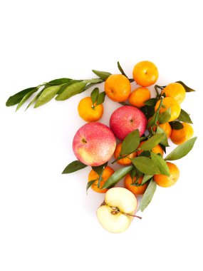 Kompozisyon mandalina, Kırmızı elma ve yaprakları