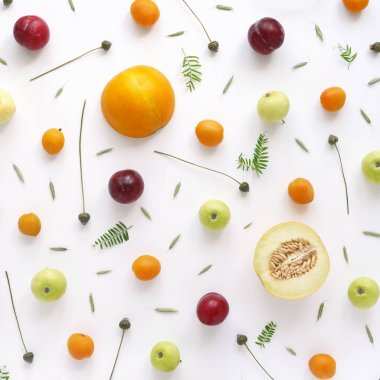 Elma, mandalina, portakal, beyaz arka plan üzerinde izole kavun da dahil olmak üzere Gıda kompozisyonu