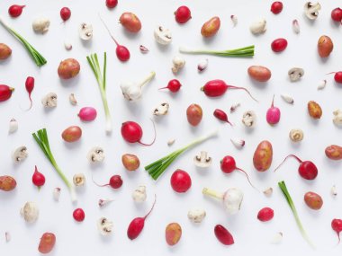 Turp, patates, mantar, yeşil soğan ve sarımsak beyaz arka plan üzerinde izole Gıda kompozisyonu