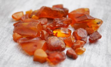 Jasper parçaları farklı boyutlarda eski püskü arka plan üzerinde yalan