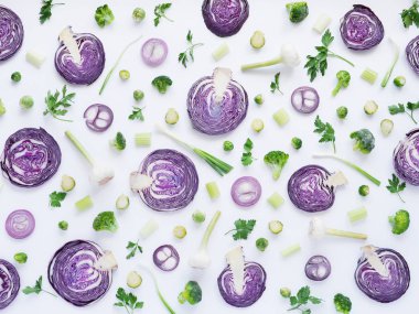 Lahana, brokoli, tatlı soğan, sarımsak, maydanoz ve kırmızı lahana beyaz arka plan üzerinde izole Gıda kompozisyonu