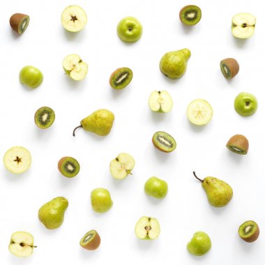 Elma, armut ve beyaz arka plan üzerinde izole kivi ile gıda kompozisyon