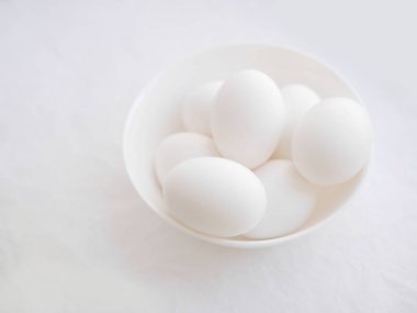 Beyaz arka plan üzerinde yumurta bir kapta Görünümü Kapat
