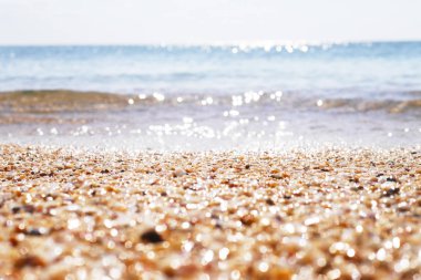 Sarı kum plaj ve güneş deniz karşı parlamayı üzerinde