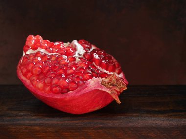 Nar koyu ahşap arka plan yakın çekim 