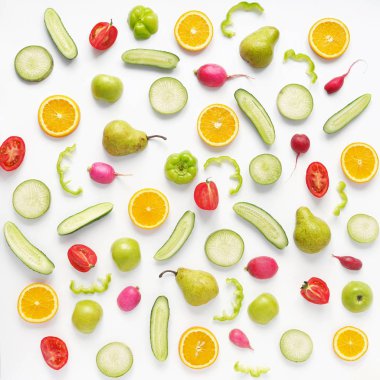 Kabak, turp, domates, biber, salatalık, portakal ve beyaz arka plan üzerinde izole armut ile gıda kompozisyon