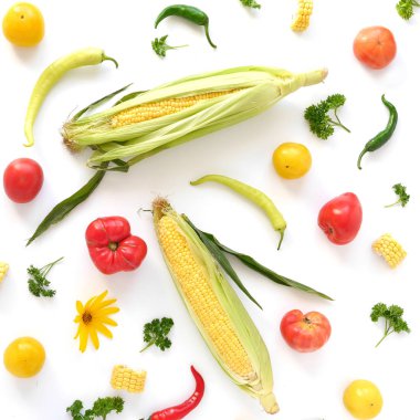 Mısır, biber ve domates beyaz arka plan üzerinde izole gıda kolaj