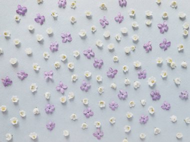 Gri arka plan üzerinde lily vadi ve leylak minik çiçekler ile kompozisyon