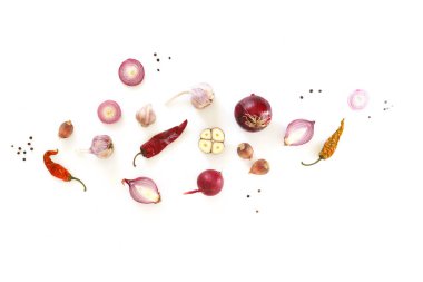 Beyaz arka planda taze sebzelerin üst görünümü