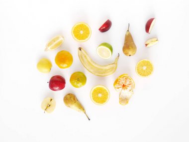 Dilimlenmiş portakal, limon, mandalina, elma ve muz beyaz arka plan üzerinde izole, üstten görünüm 