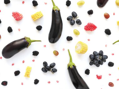 patlıcan, siyah ve Yeşil üzüm, nar parçaları ve tohumlar, Mısır parçaları ve böğürtlen beyaz arka plan üzerinde kompozisyon