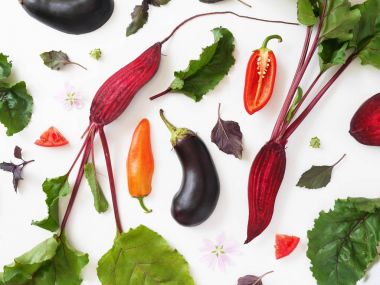 düzenlenen beetroots, biber, patlıcan ve fesleğen ile gıda kompozisyon