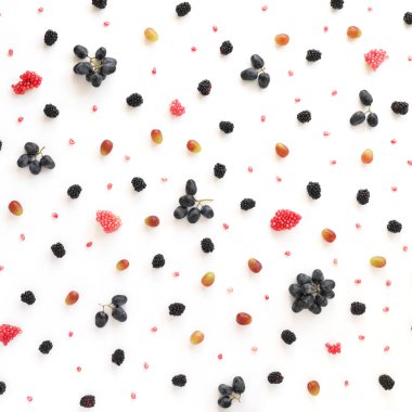 Beyaz bir arka plan üzerinde böğürtlen, nar taneleri, siyah ve Yeşil üzüm Üstten Görünüm