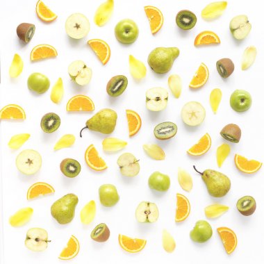 Elma, armut, portakal, kivi ve sarı yaprakları beyaz arka plan üzerinde izole Gıda kompozisyonu